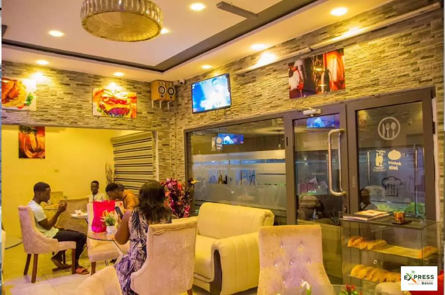 Vister le Benin - New Land Lounge Bar Restaurant - Express Tourisme