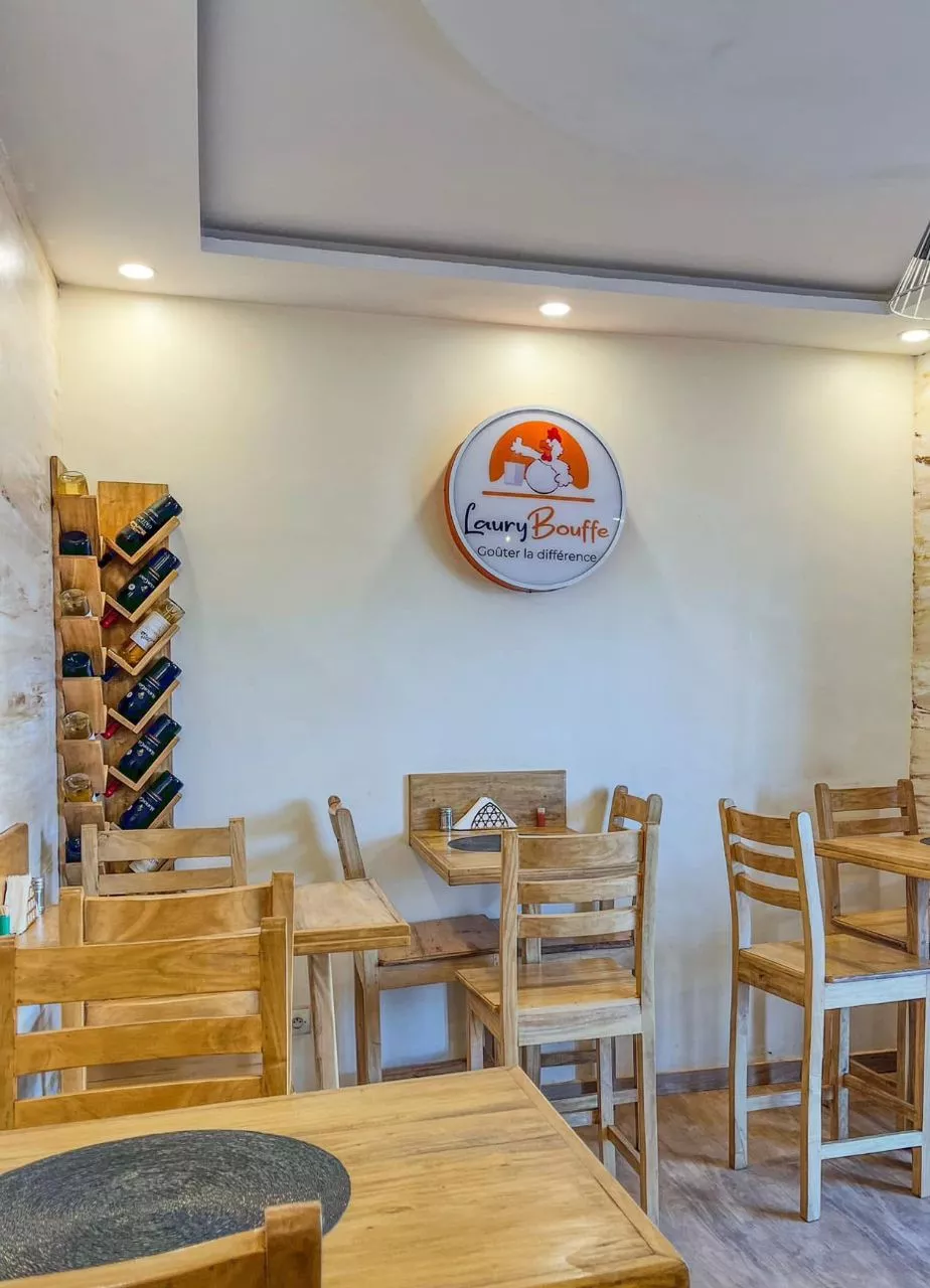 Vister le Benin - Restaurant Laury Bouffe - Express Tourisme