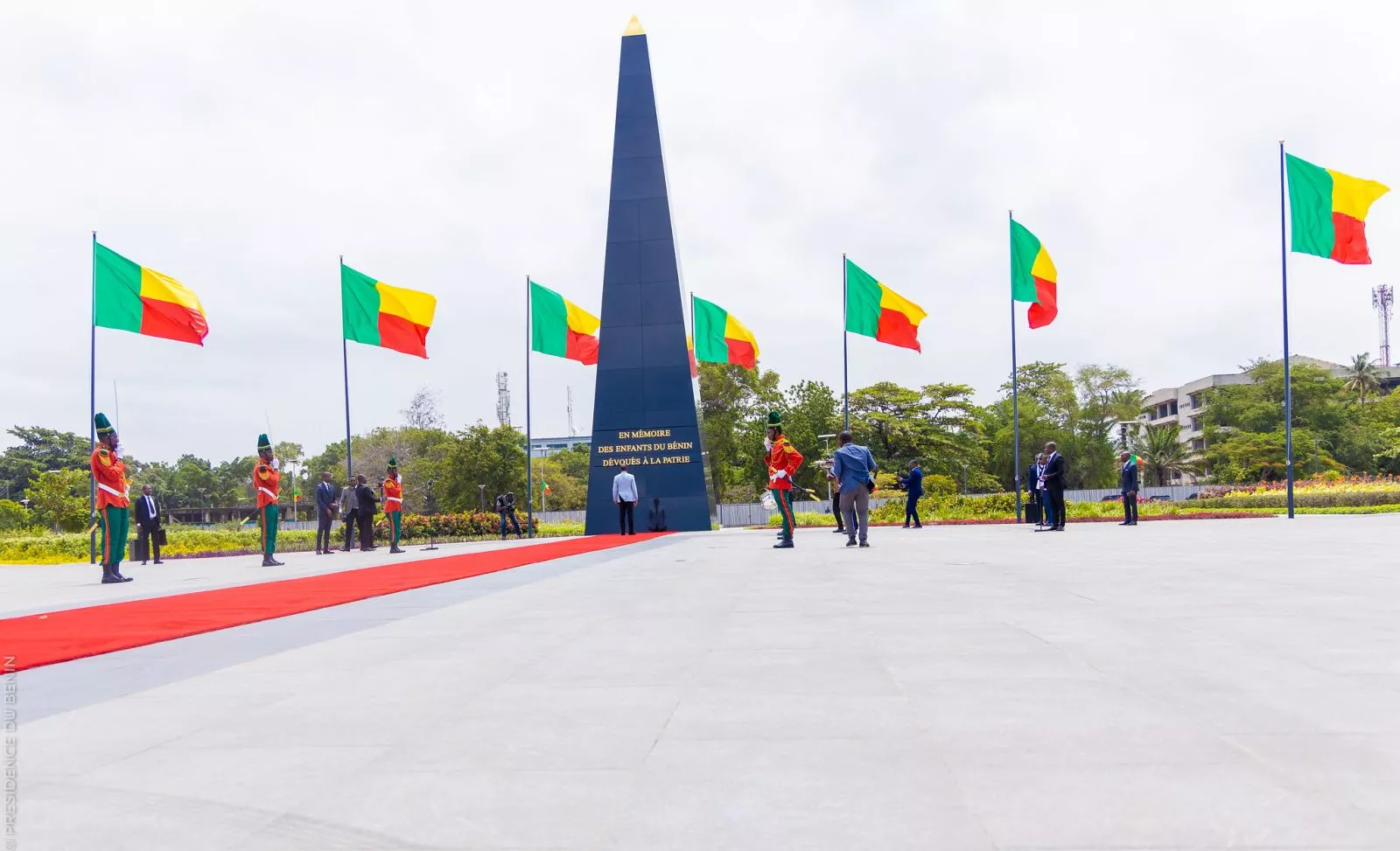 Vister le Benin - Cotonou : Monument aux Dévoués - Express Tourisme
