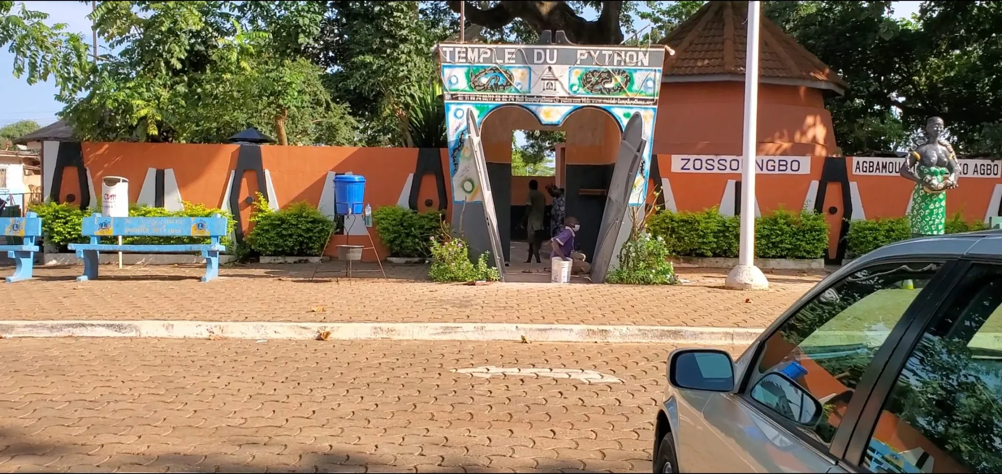 Vister le Benin - Temple des pythons à Ouidah - Express Tourisme