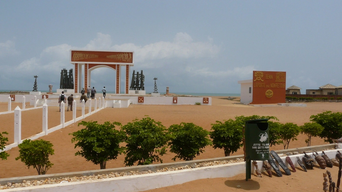 Vister le Benin - La porte de non-retour, à Ouidah - Express Tourisme